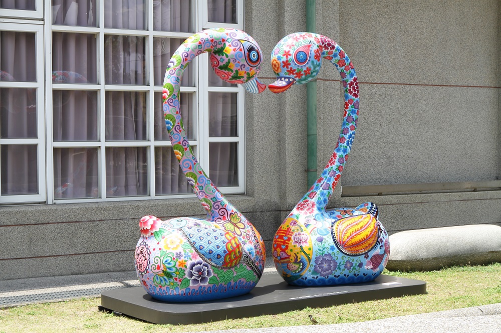 曾經驚豔美國的台灣藝術家洪易，在屏東美術館舉行特展「地方X他方：繪畫-身土不二」即日起展出至5月27日，其中交頸成愛心的天鵝作品為其中亮點！ 圖：屏東縣政府提供
