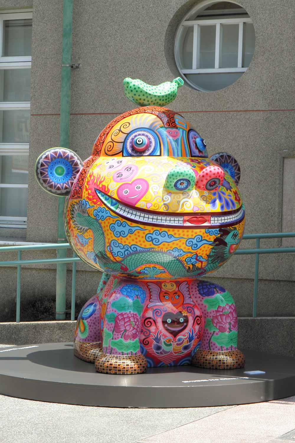 洪易作品的頭頂著香蕉的「猴交心」，令人不經會心一笑，洋溢著一股幸福感！ 圖：屏東縣政府提供