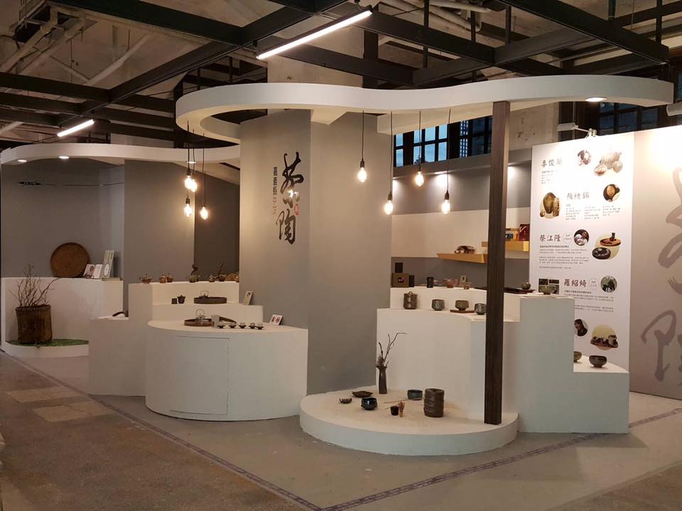 嘉義縣文化觀光局表示，文創園區內的設展以「嘉義縣23.5 °N茶與陶」為主軸，營造獨樹一格具人文風采、有温暖、有溫度的空間，發展「獨嘉」茶陶文創產業。 圖：翻攝自吳芳銘臉書