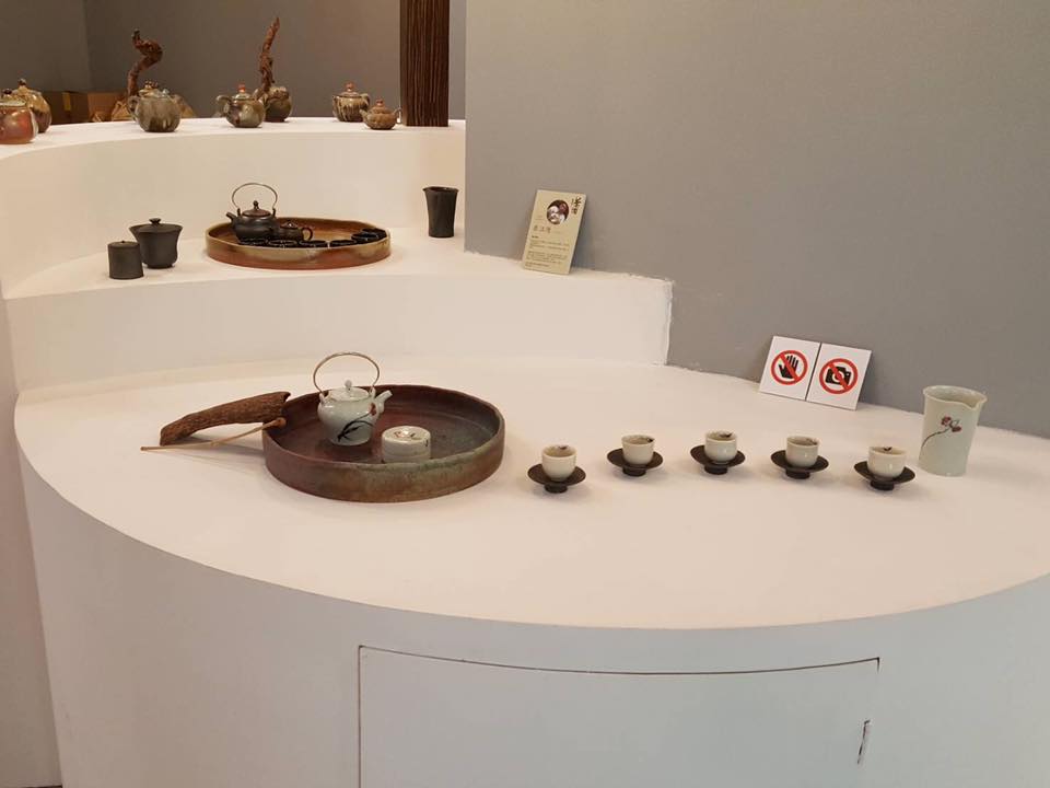 展覽期間每天都會有陶藝家親自介紹陶藝作品以及專業茶人的茶席演繹，歡迎民眾入席體驗「茶與陶」的滋味。 圖：翻攝自吳芳銘臉書