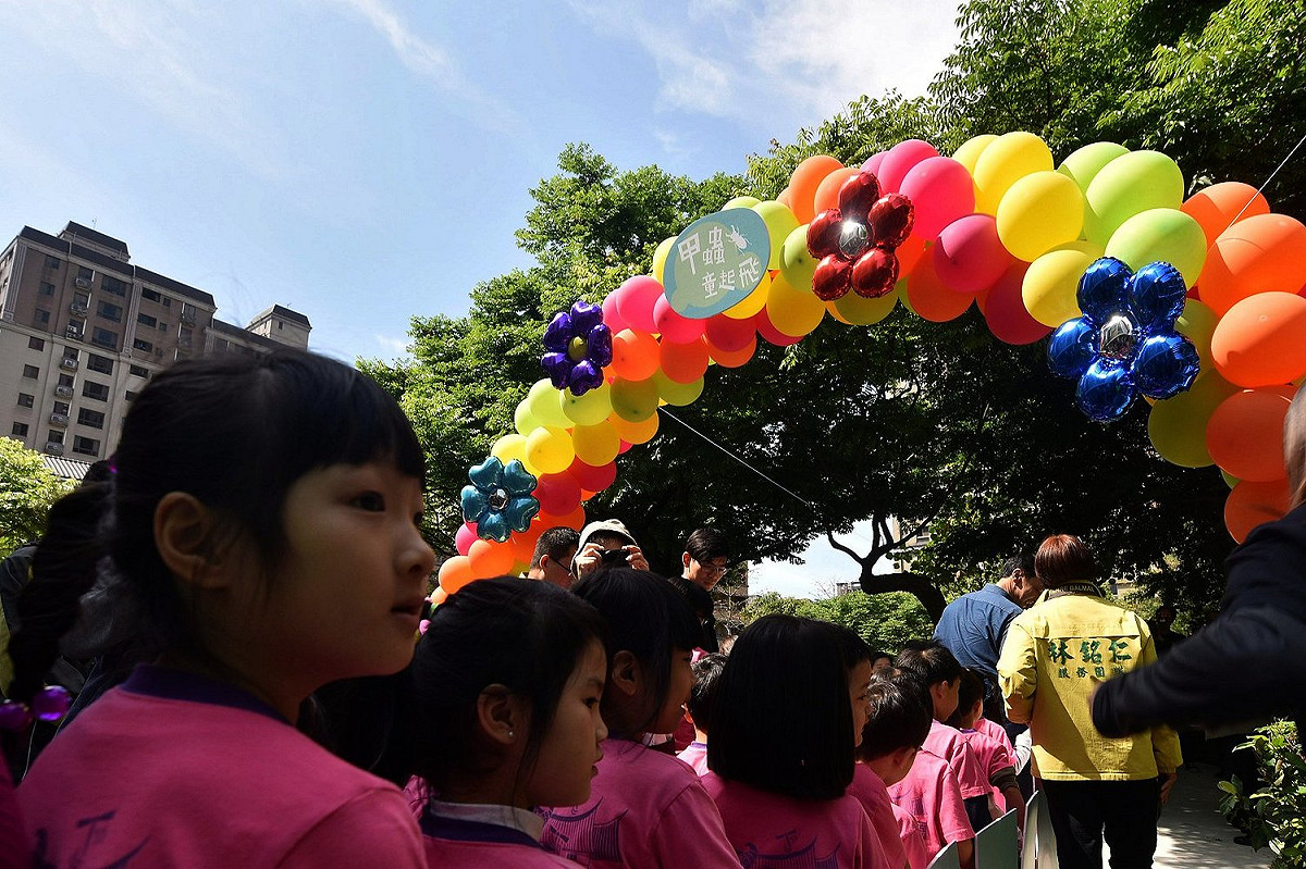 龍學公園有大樹環繞，是優質的生態教育場域，整座公園設計更融入地方參與，公園內最大特色是多功能甲蟲遊具，將成為親子共遊的新場域！ 圖：新北市政府提供