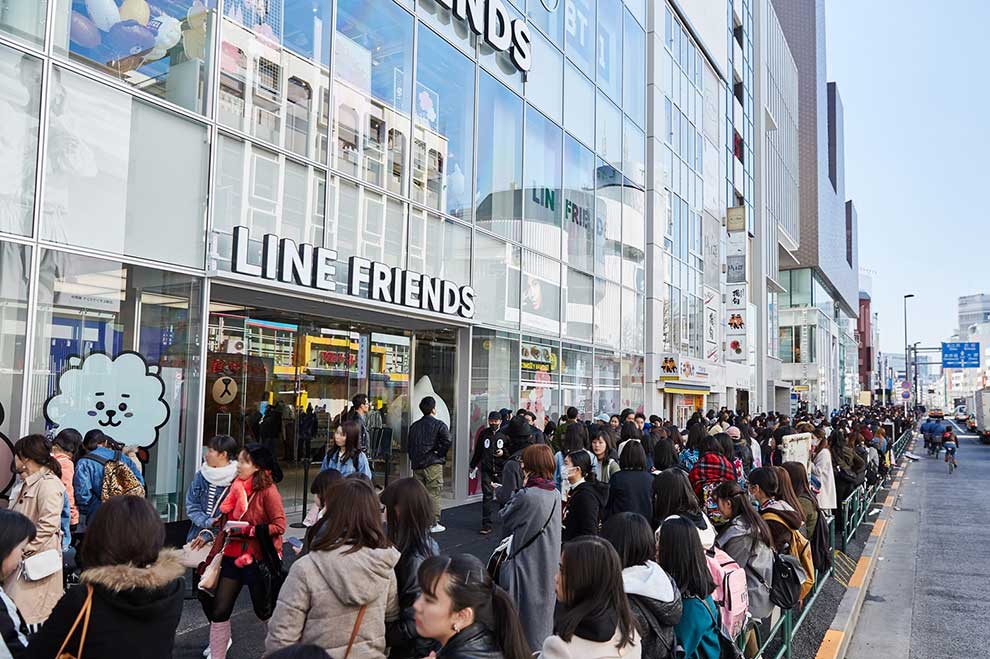 日本原宿LINE FRIENDS旗艦店開幕，吸引大批BT21粉絲排隊購買周邊。 圖：LINE/提供