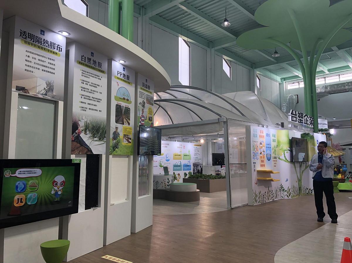 綠色方舟展覽館共計6家廠商進駐，其中參展的台塑企業打破傳產界線，分為「水資源循環」、「植物工廠」、「科技農業」、「綠色能源」、「綠色運輸」以及「節約照明」等6大主題，台塑集團更一比一打造溫室。 圖：桃園農博綠色方舟館提供
