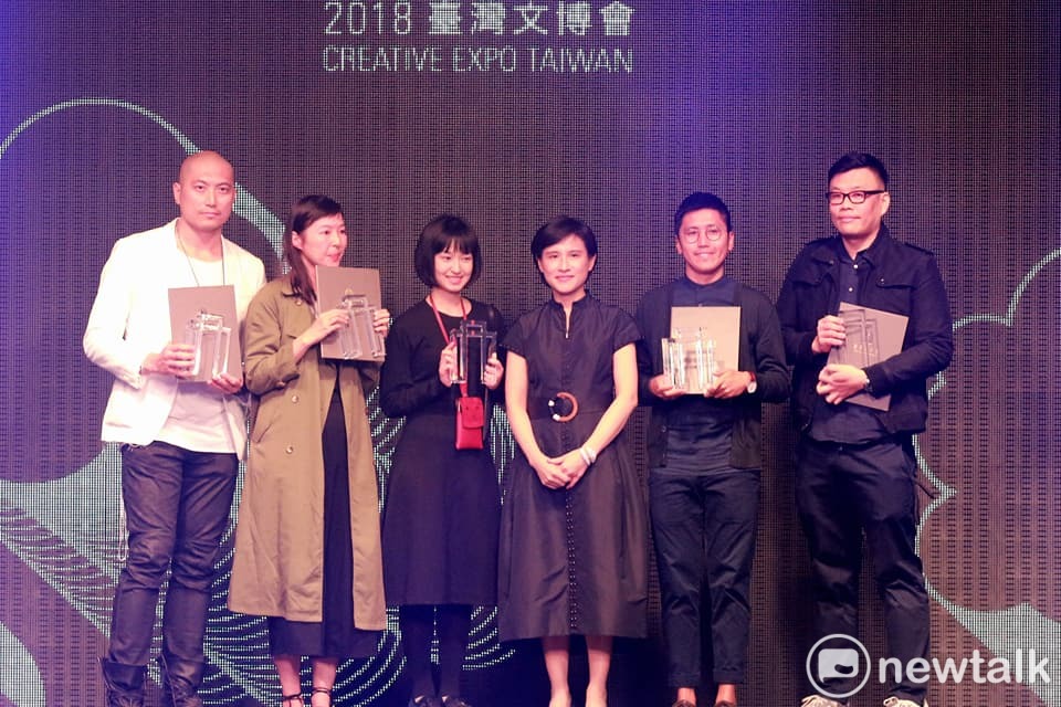 「文博之夜」並舉行台灣文博會文創精品獎頒獎，鄭麗君（右3）希望透過評選優秀作品提升台灣文創產業能量，拔擢優秀創意人才。 圖：陳奕/攝