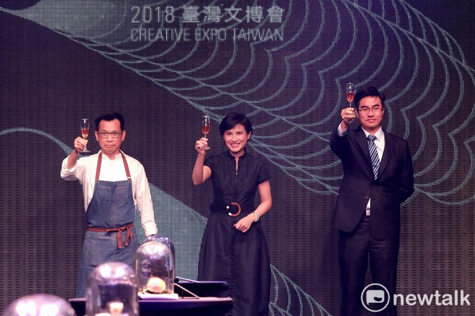 2018台灣文博會「文博之夜」，鄭麗君（中）舉杯向所有來賓致意。 圖：陳奕/攝
