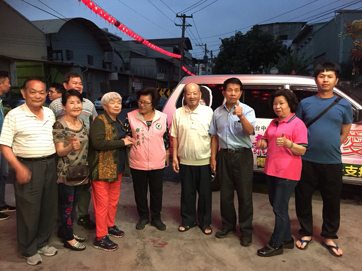 資深市議員邱素貞未出動車隊，以深入基層方式拉票。 邱素貞/提供