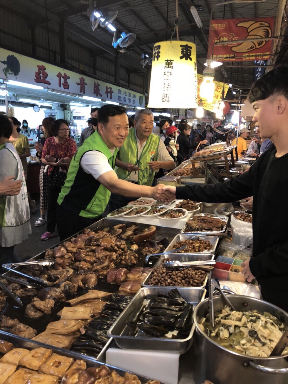 資深市議員曾朝榮一大早就到市場拉票。 曾朝榮/提供