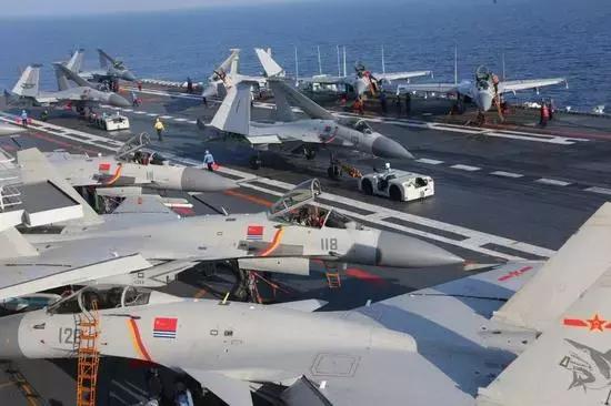 中國遼寧艦滿載24架殲-15艦載機和多架直-18F反潛直升機等，參加海空聯合軍演。 圖：翻攝自中國國防部網站