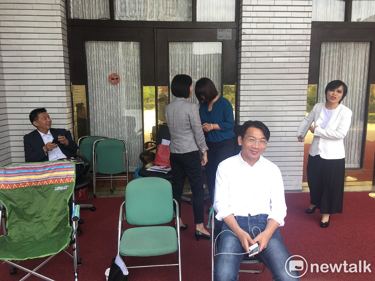 為了讓軍人年金改革草案順利在明天（19日）立法院院會付委，民進黨團總召柯建銘昨天晚間10點就到立法院議場排隊送案，早上再由綠委們接手。時代力量黨團總召徐永明也到場排案。 圖：黃韋銓/攝