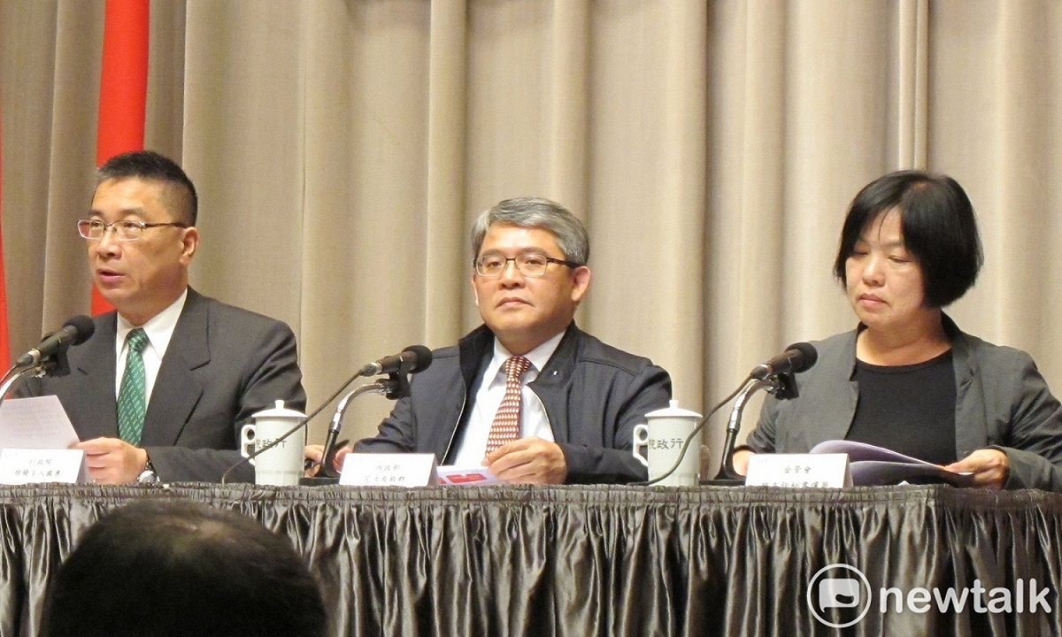 行政院發言人徐國勇（左）主持行政院會後記者會，出席者包括內政部政次花敬群（中）及金管會主任秘書施瓊華（右）。 圖：林朝億/攝