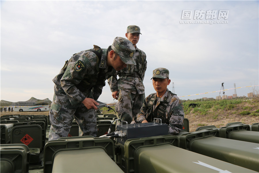 副總指揮孫永富表示，這次實彈演練，是堅決貫徹中央軍委主席習近平訓令要求，聚焦海上方向使命任務，按照實戰標準，構建實戰環境，檢驗練兵備戰效果的有力舉措，有效提高了陸航部隊遂行使命任務能力。 圖：翻攝自中國國防部網站