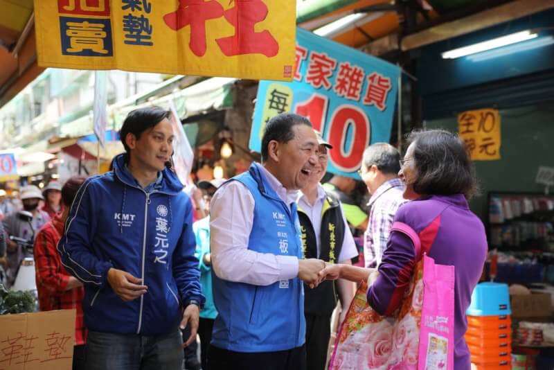 前新北市副市長侯友宜今（19）日陪同板橋區市議員參選人葉元之進行拜票。 圖：侯友宜競選辦公室／提供