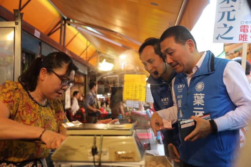 前新北市副市長侯友宜今（19）日陪同板橋區市議員參選人葉元之進行拜票。 圖：侯友宜競選辦公室／提供