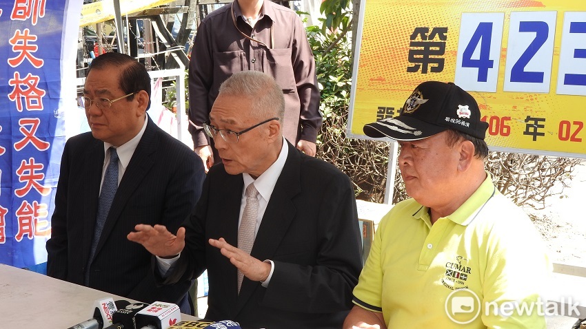 國民黨主席吳敦義今天前往立法院外，探視八百壯士。 圖：趙婉淳／攝
