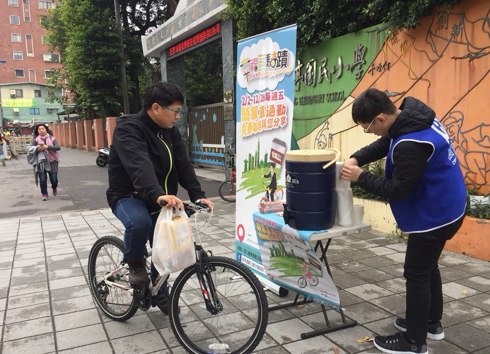 臺北市政府交通局提供騎單車市民免費的咖啡及點心。 圖：台北市政府交通局／提供