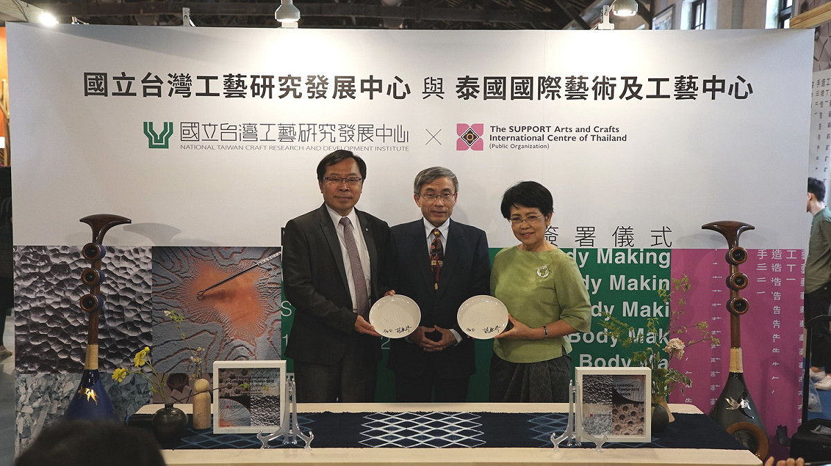 MOU合作備忘錄紀念由SACICT執行長Mrs.Amparwon　Pichalai(右1)與工藝中心許耿修主任(左1)共同完成，並由文化部陳濟民主任秘書蒞臨主持見證。 圖：國立臺灣工藝研究發展中心／提供