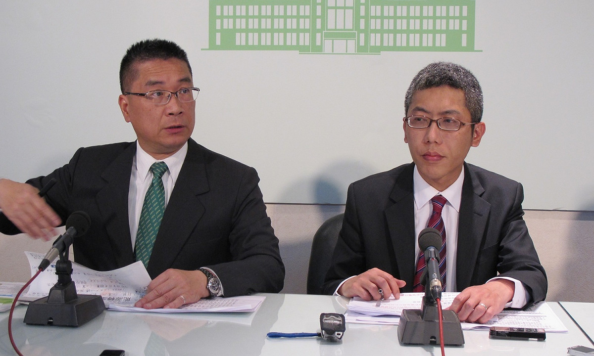 行政院發言人徐國勇與副發言人丁允恭（由左至右）19日轉述院長賴清德與立委便當會內容。 圖：林朝億/攝