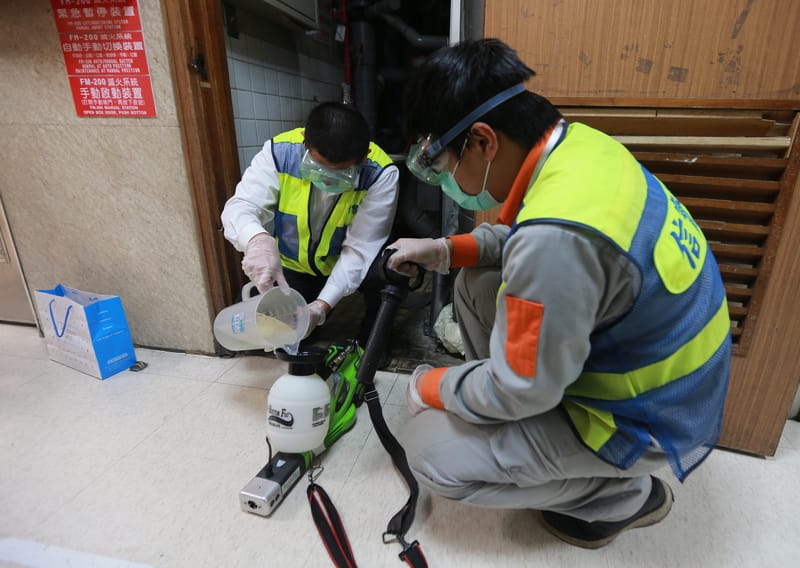 為控制麻疹群聚疫情感染，負責桃園機場消毒清潔工作的信實公司人員19日表示，即日起每天下午協助麻疹疫情風險區域消毒，並採用世界衛生組織等廣為運用的A1級廣效、安全和高效消毒劑。 圖：中央社