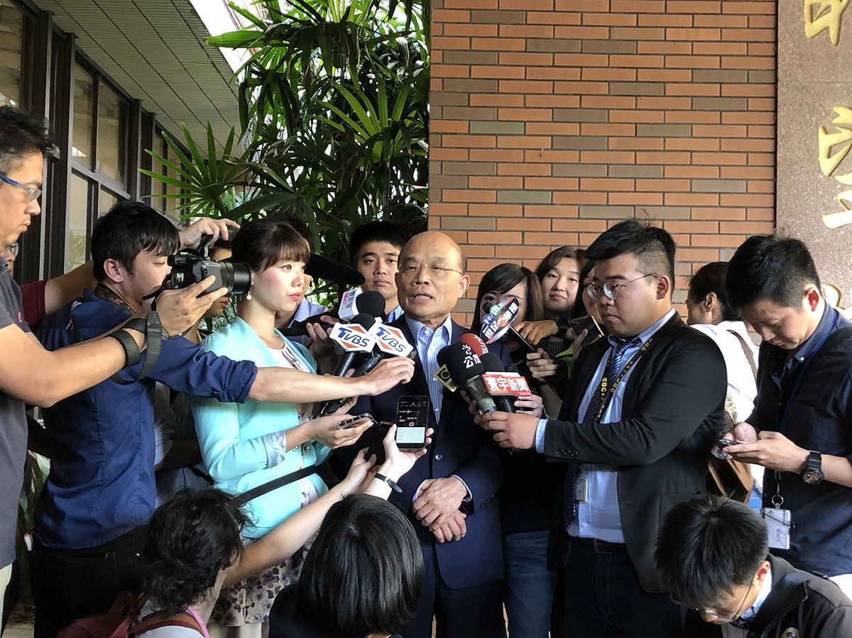 民進黨新北市長候選人蘇貞昌今 (19) 日至新北市三芝雙連安養中心探訪，進行「訪老朋友談新希望」之旅。外傳陳菊將擔任競選總部主委，蘇貞昌未證實，僅表示，「新北這一戰非常艱難，我(蘇貞昌)一人扛不起此重擔」，每個位置找尋最好的人選，「確定了再跟大家報告」。 圖:蘇貞昌辦公室/提供