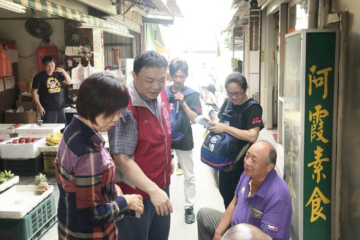 高思博前往水仙宮巿場拜票，受到攤商熱烈歡迎。  圖：黃博郎/攝