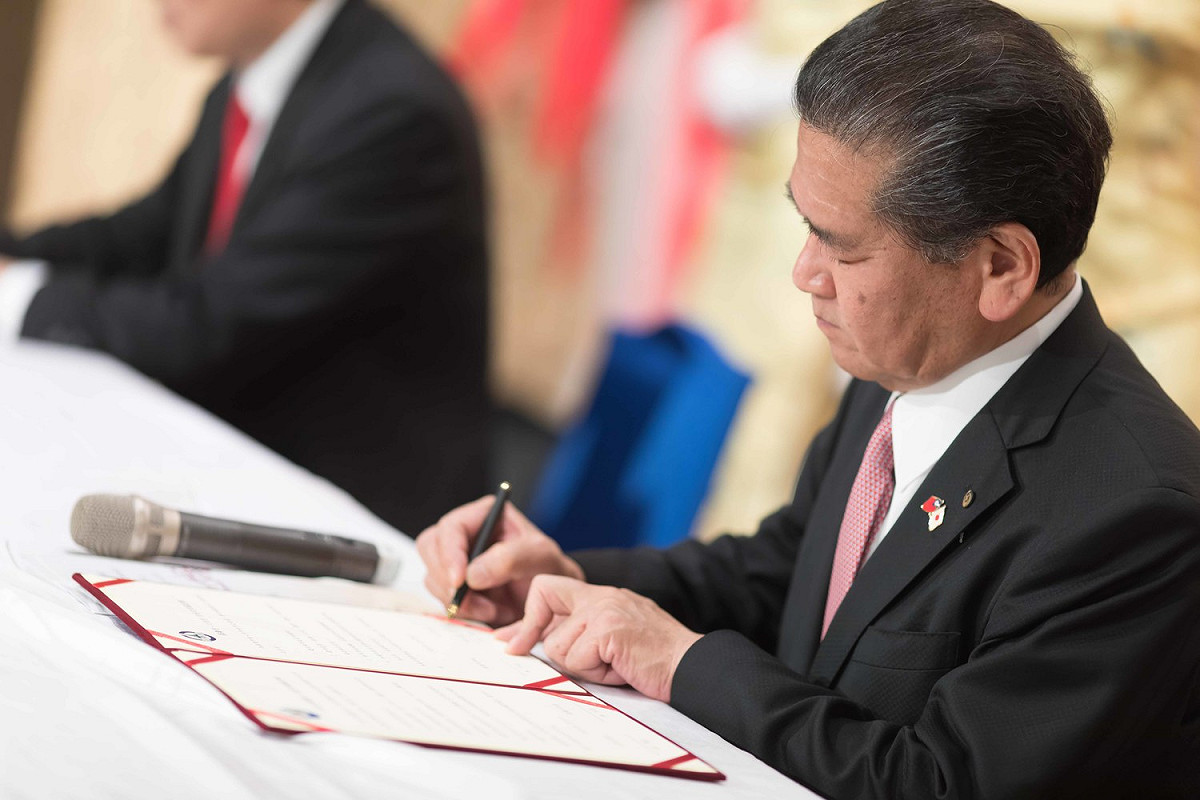 八代市中村博生今 (19) 日簽署議定。 圖 : 基隆市政府/提供