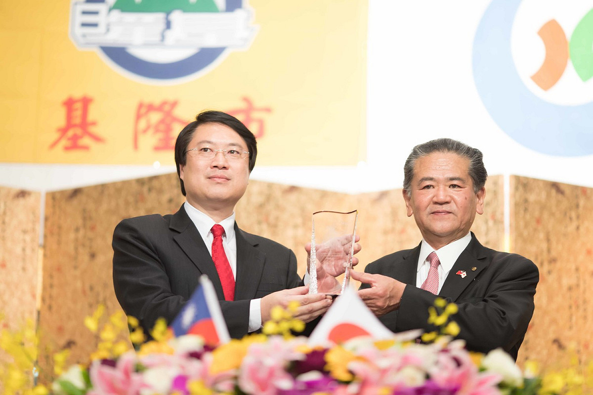 基隆市長林右昌與八代市中村博生今 (19) 日簽署議定書，兩市繼締結姊妹港後，「親上加親」正式成為友好城市。 圖 : 基隆市政府/提供