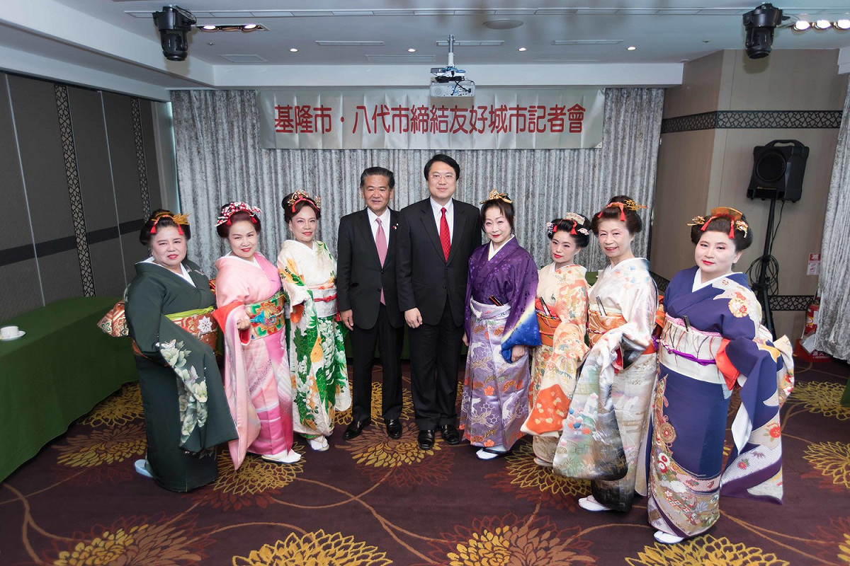 基隆市長林右昌 (右五) 與八代市中村博生 (左四) 與參與締約人員合影。 圖 : 基隆市政府/提供