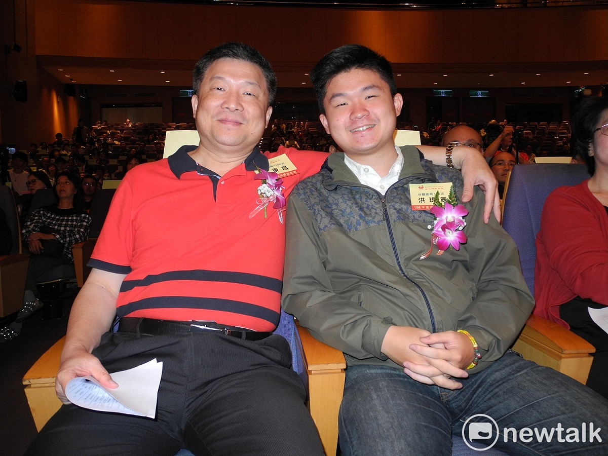 洪東昌、洪瑋辰父子一起接受捐血中心表揚。 圖：王峻昌/攝