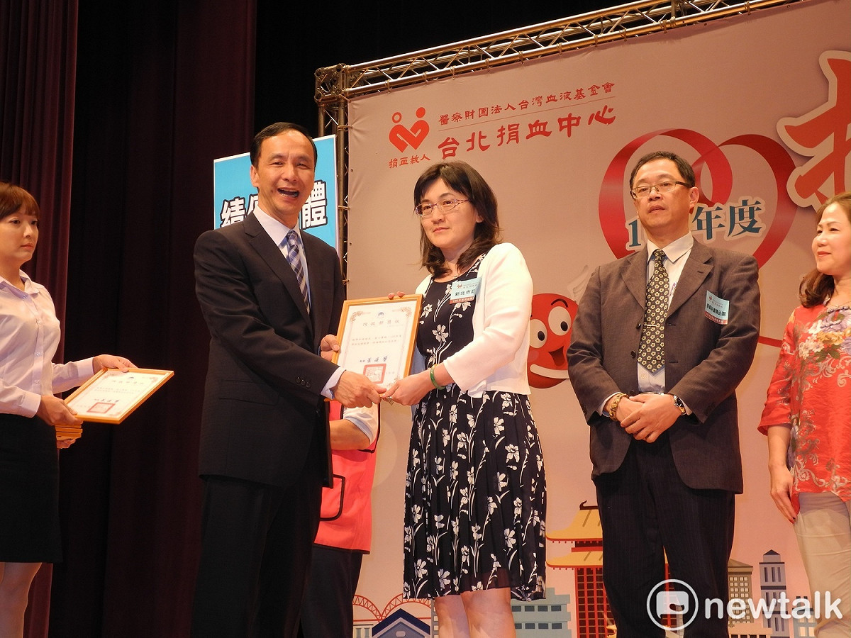 新北市政府是績優捐血機關，朱立倫頒獎給新北市府代表。 圖：王峻昌/攝