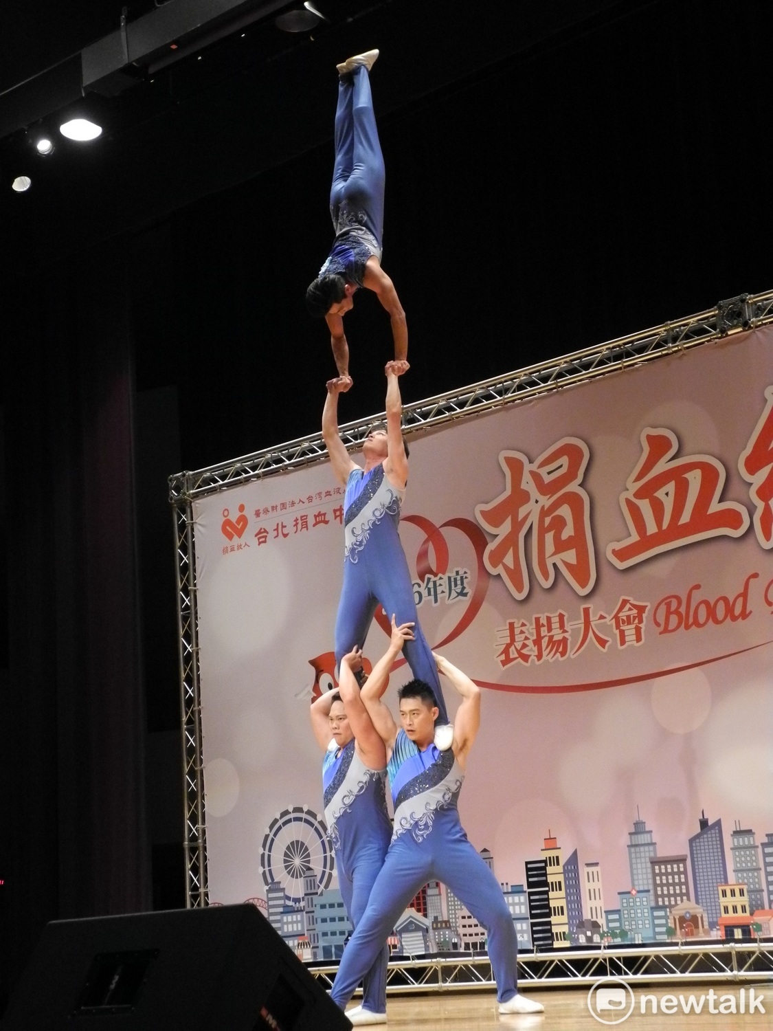 台北捐血中心安排台灣戲曲學院台灣特技團演出「力量、手技舞春風」，展現力與美，感謝熱心奉獻的捐血人。 圖：王峻昌/攝