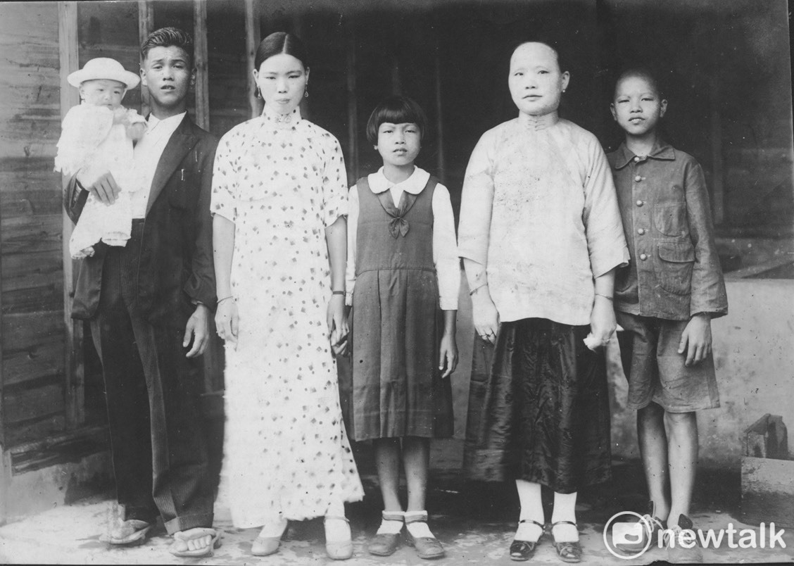 1942年父親盧振榮抱著獨子盧修一與母親葉蜜女士（右四）。盧修一六歲時，他的父親盧振榮在1947年3月，就因意外腦震盪而過世，享年僅25歲。 圖：白鷺鷥文教基金會/提供