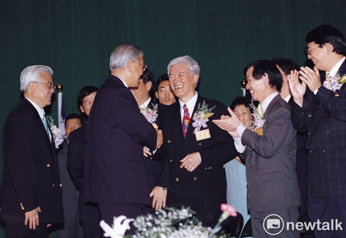 1996年5月，淡水國小過一百歲生日，盧修一所主持的白鷺鷥文教基金會全力協辦淡水國小百年創校系列活動，同為淡水國小校友的李登輝總統與盧修一立委於淡水國小百年校慶慶祝大會上歡聚。 圖：白鷺鷥文教基金會/提供