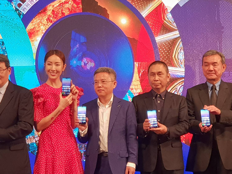 華為19日舉行P20 Pro系列登台記者會，除了有藝人隋棠領銜的時尚秀外，也再度邀請台灣供應鏈代表，其中大立光董事長林恩舟（右2）、華為技術台灣總代理訊崴技術總經理雍海（中）站台。 圖：中央社