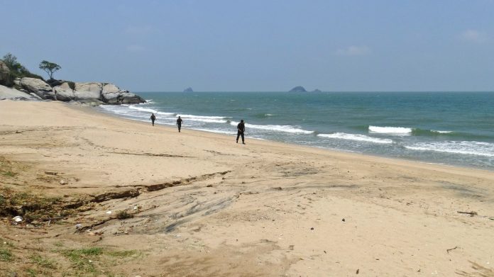 泰國著名的華欣海灘傳出鯊魚咬傷挪威遊客事件，當局暫時關閉，設置防護措施。 圖：翻攝Khaosod English