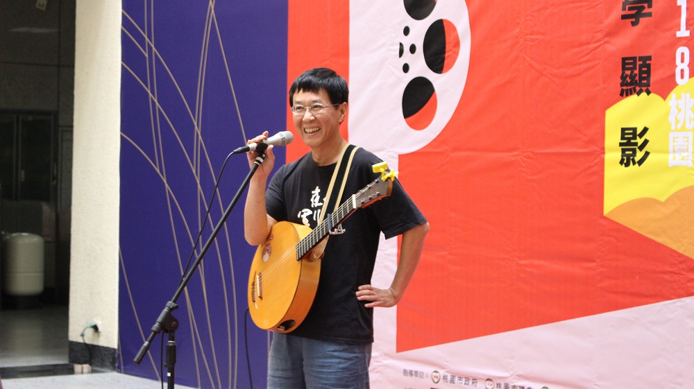 政文學獎的記者會上由林生祥老師帶來精彩音樂演出，向鍾老致敬。 圖：桃園鍾肇政文學獎官網提供