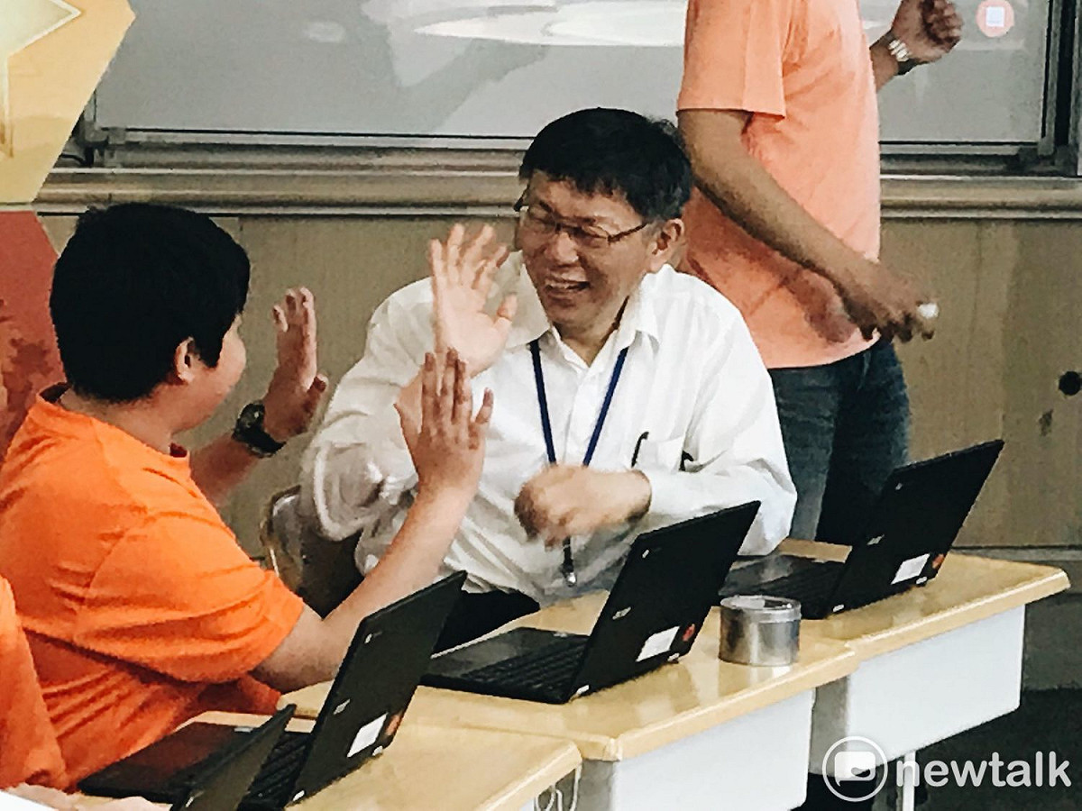 台北市長柯文哲今日出席「行動社子島」行動學習發表會，和學生開心give me five。 圖：周煊惠 / 攝