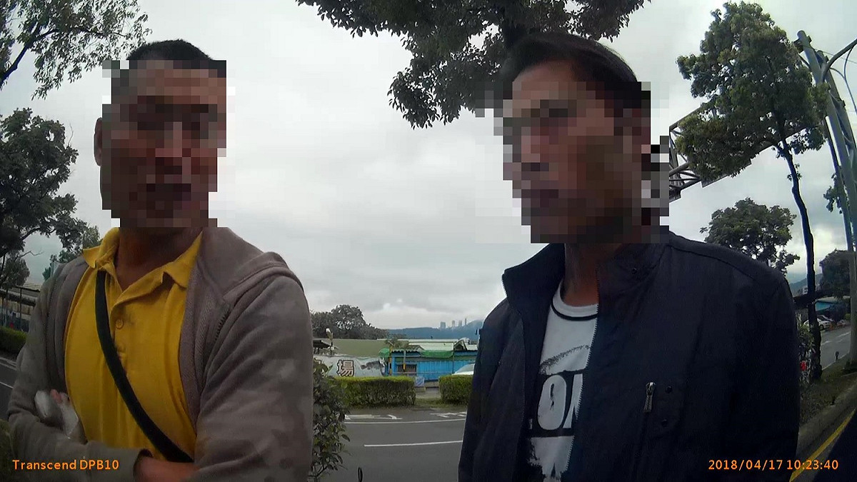 同車的本國籍駕駛及緬甸籍黃姓雇主見狀更異口同聲謊稱，「因為照片年代久遠，又在工地上班，太陽曬太久，久而久之樣貌才變成這樣。」 圖：臺北市保安警察大隊／提供