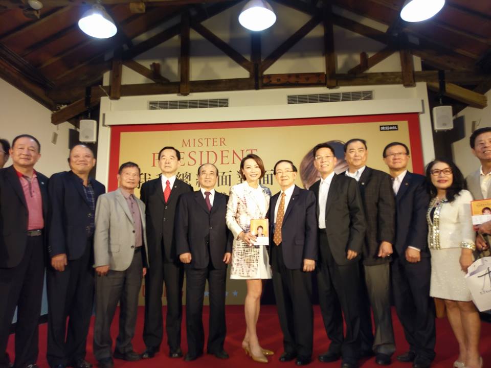 黃寶慧16日發表新書，多名政、商要角前來祝賀。 圖 : 翻攝自李允傑臉書