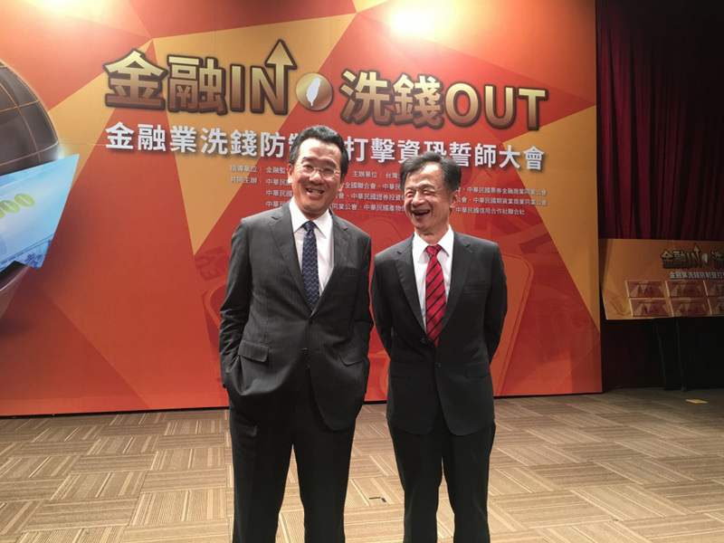 法務部長邱太三（右）20日表示，為避免比特幣等虛擬貨幣成為洗錢的工具，將對比特幣等虛擬貨幣納管，預計今年11月前將相關管制機制建置好。 圖：中央社
