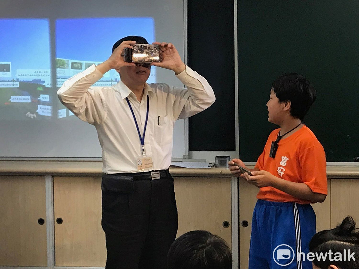 台北市長柯文哲與學生互動，體驗VR。 圖 : 周煊惠 / 攝