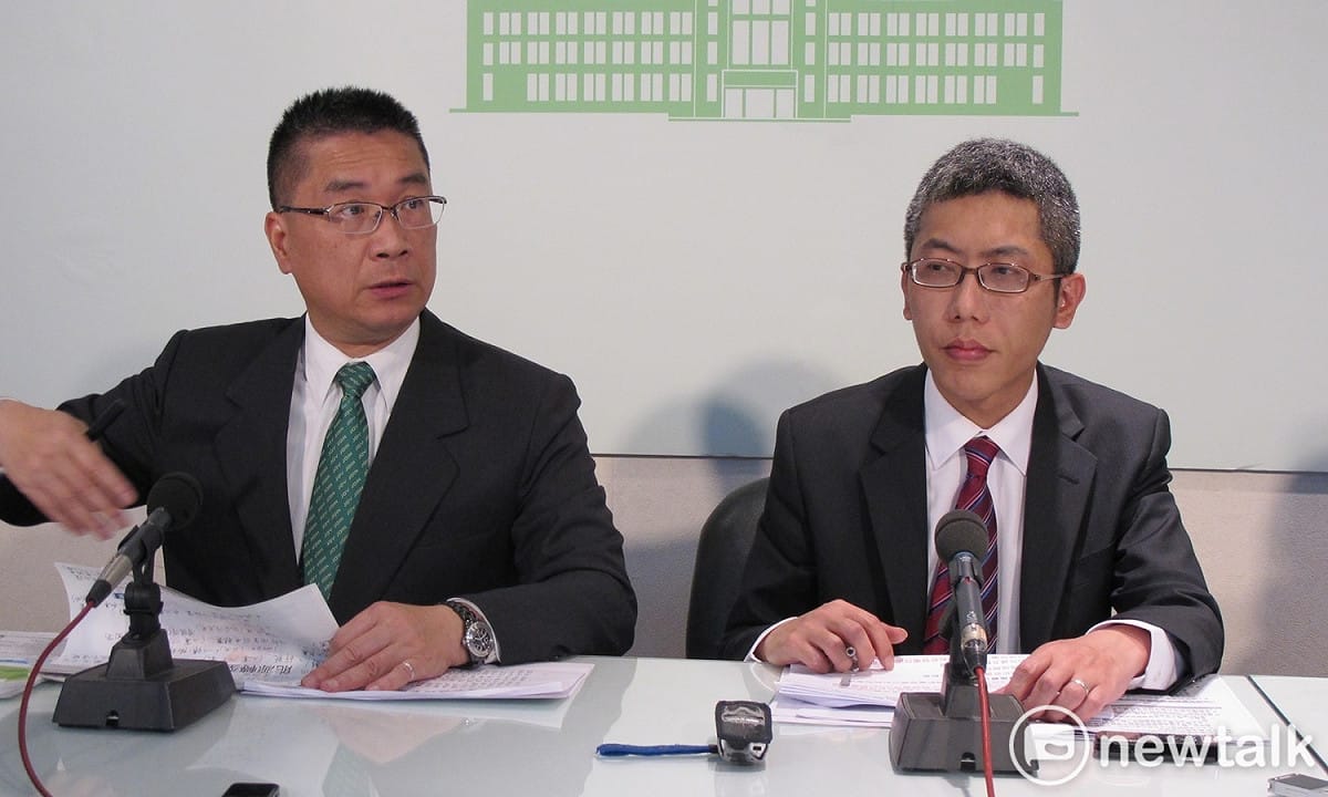 行政院發言人徐國勇（左）昨天表示，「深澳電廠蓋不蓋？就像家裡要放1桶煤或1桶瓦斯，自己想一想。」結果今（20）天引發反深澳燃煤電廠自救會的強烈不滿。 圖：新頭殼資料照片