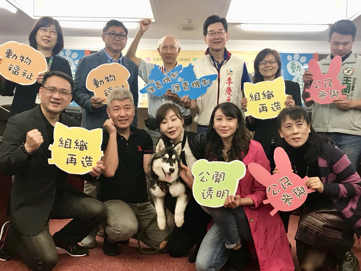 無主人的毛小孩權益也要顧！台灣動物保護行政監督聯盟今 (20) 日表示，近期台北市收容所的爆籠率居六都第二、收容所死亡率為10.7%、去年有157隻狗被，比例居六都之冠等問題。現場亦有藍綠營市議員則質疑市長柯文哲的動物友善城市破功，並要求動保處積極跨局處研議解方。對此，台北市政府副秘書長李文英則承諾2周內會開會檢討對策。 圖：台灣動物保護行政監督聯盟/提供