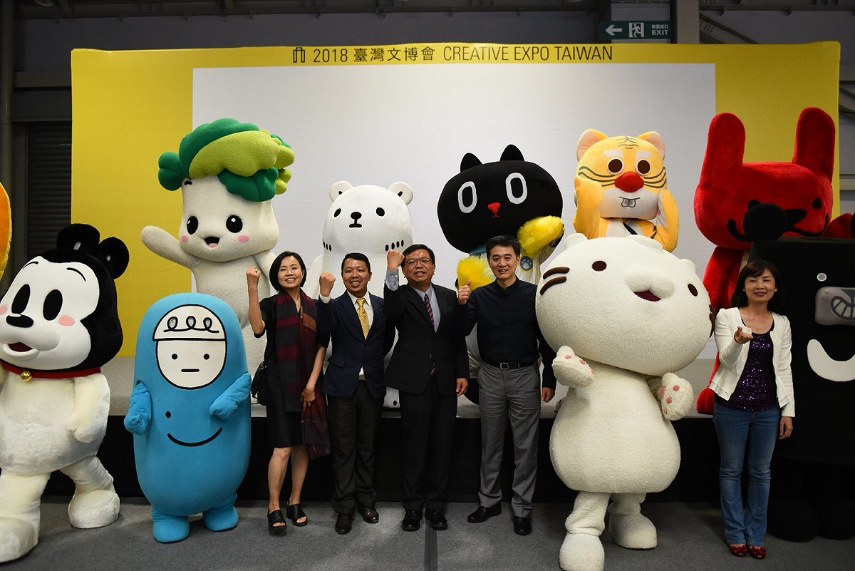 文化部次長李連權（左五）、貴賓和原創角色為文博爭豔展區揭開序幕。 圖：文化部/提供