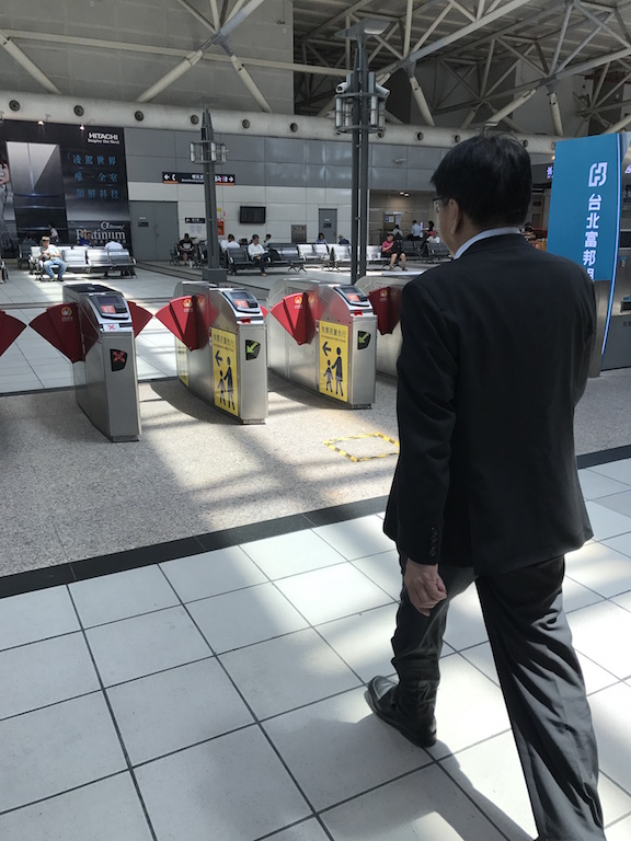 屏東縣長潘孟安搭乘高鐵。 圖：屏東縣政府/提供