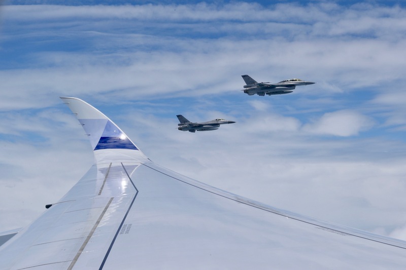 總統蔡英文21日搭乘專機返抵國門，空軍派出4架F16戰機護航。 圖：中央社