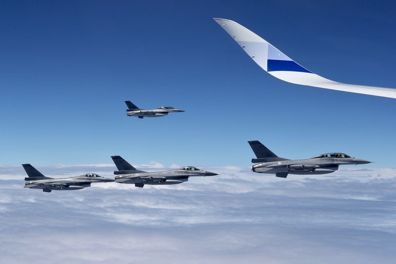 總統蔡英文今天結束出訪史瓦濟蘭行程，返抵國門，4架F-16戰機升空伴飛，迎接總統返國，並向三軍統帥致敬。 圖：中央社