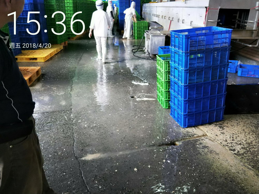 工廠原料放置容器之清洗作業區所產生廢水並未納入廢水處理，造成河川汙染。 圖：屏東縣政府/提供