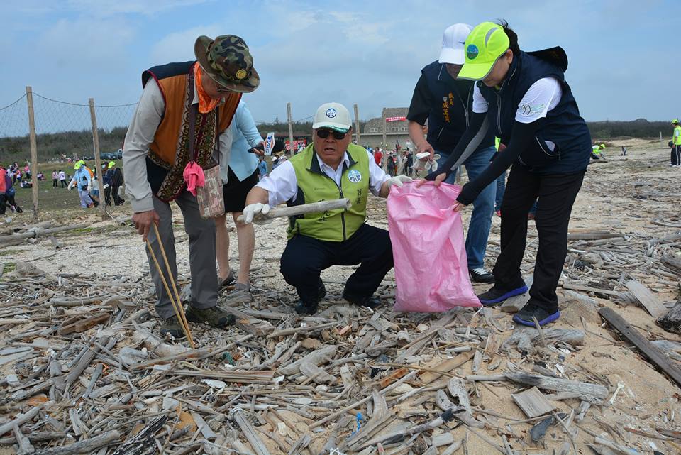 世界地球日的前夕，澎湖縣長陳光復與700多名夥伴一起攜手在湖西龍門淨灘。 圖：翻攝陳光復臉書