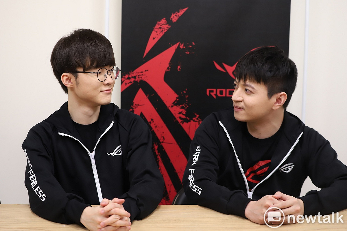 今（21）日《英雄聯盟》SKT中路選手Faker 受邀來台，擔任ASUS旗下電競品牌「玩家共和國」體驗店一日店長，並於宿敵「西門夜說」進行對決，活動前Faker與西門接受訪問時，被問到想不想出門與老對手西門一同出去走走，Faker笑著：「我平常不喜歡出門，所以沒這個打算。」也逗得大家哈哈大笑。 圖：蔡幸秀/攝