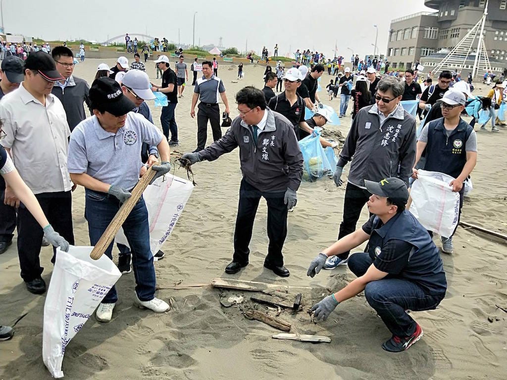 為響應地球日，桃園市環保局舉行「春季淨灘淨海」活動。 圖：桃園市政府/提供